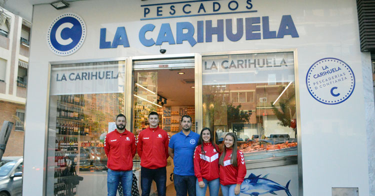 Jugadores del Cajasur y del Deza CBM en Pescados La Carihuela