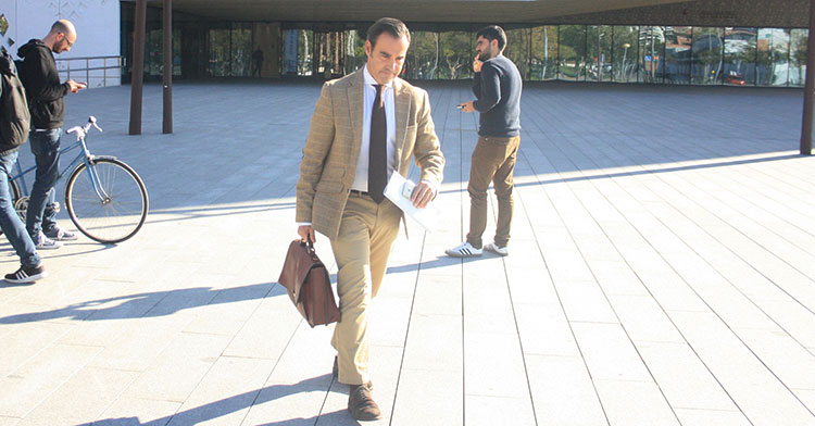 El abogado de Minoritarios, César Olleros, tras atender a los medios a su salida de las dependencias de la Ciudad de la Justicia
