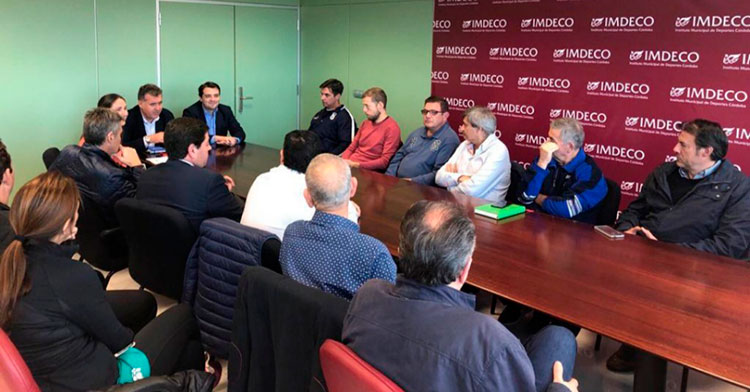 José María Bellido y Manuel Torrejimieno, junto a la gerente del IMDECO, María Luisa Gómez, departiendo con los representantes de los clubes deportivos de Córdoba
