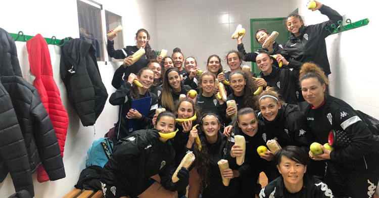 Las jugadoras del Córdoba Femenino posan con su merienda tras entrenar en Almodóvar gracias a su Ayuntamiento.