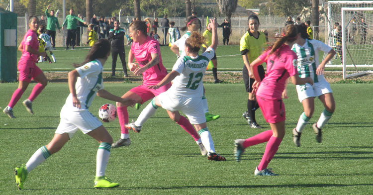 Hamidouche entrando a una jugadora rival. Autor: Rafa Fernández