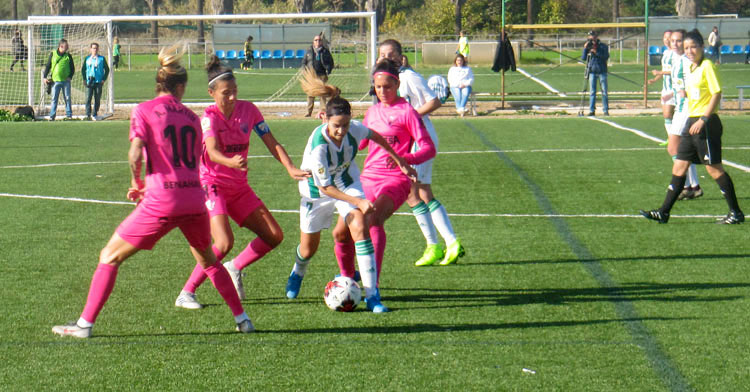 María Avilés intentando deshacerse de varias malacitanas. Autor: Rafa Fernández