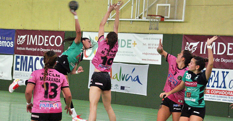Una jugadora del Adesal lanzando con fuerza a portería. Autor: Paco Jiménez