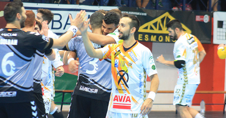 El capitán del Ximénez, José Cuenca, saludando a los jugadores del equipo rival