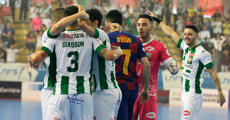 Los jugadores del Córdoba felicitan a César tras hacer el segundo tanto blanquiverde tras el inicial de David Leal. Autor: Córdoba Patrimonio de la Humanidad