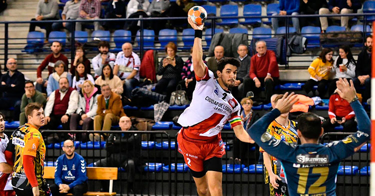 Álvaro de HIta alza sus brazos ante un jugador del BM Logroño con Mijatovic al fondo