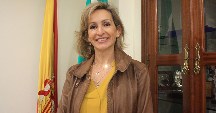 Inmaculada Troncoso junto a las enseñas nacional y regional