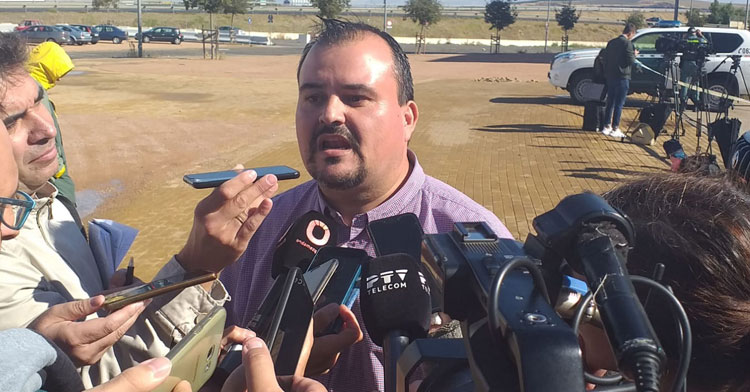 Eduardo Sánchez, portavoz de la Plataforma CCF Somos Nosotros, atendiendo a los medios en El Arcángel. Autor: Rafa Fernández