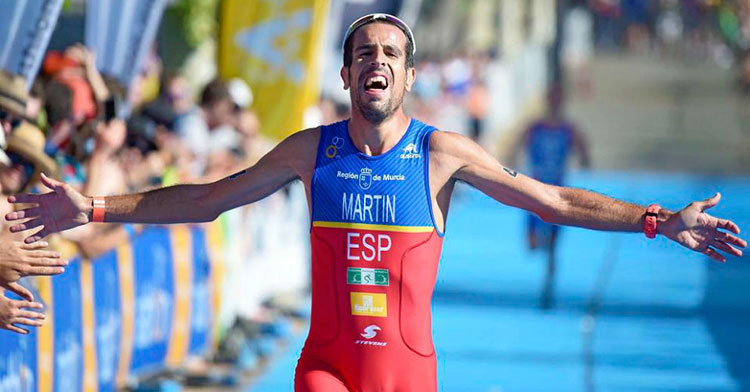 Emilio Martín cruzando la meta en ganador con el maillot de la selección española en un duatlón internacional