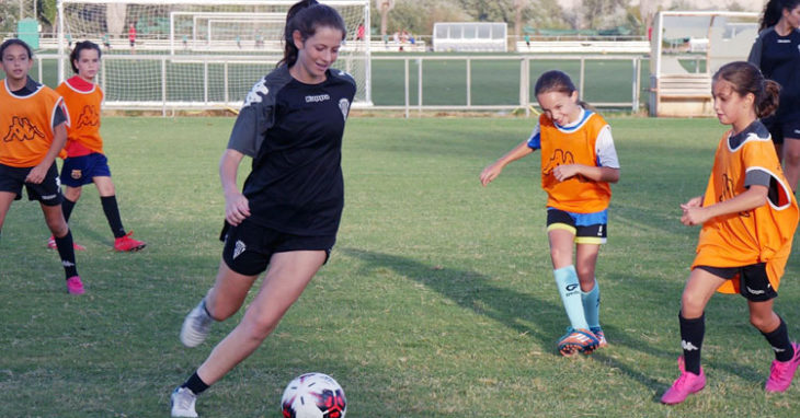 Una jugadora del Córdoba Femenino en un entrenamiento de hace meses, entonces con las categorías inferiores. Foto: Córdoba CF