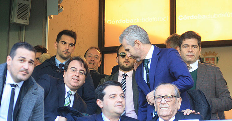 Javier Bernabéu y Francisco Estepa la segunda línea del palco de El Arcángel, con Rafael Campanero, José María Bellido y Pablo Lozano en la primera