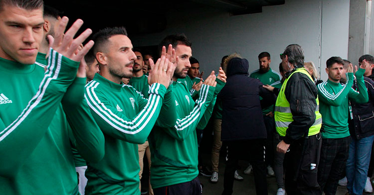 Isaac Becerra, Fernández, Sebas Moyano, en primer plano, y Javi Flores al fondo aplaudiendo a la afición por su recibimiento