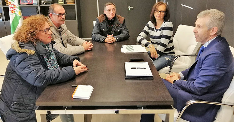 El administrador judicial, Francisco Javier Bernabéu, reunido con los representantes de la Federación de Peñas del Córdoba CF