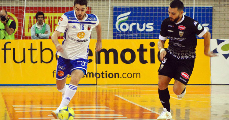 Giasson corre para tapar a un jugador del Zaragoza