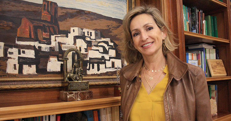 La delegada de Educación y Deporte, Igualdad, Política Sociales y Conciliación de la Junta de Andalucía, Inmaculada Troncoso, posa en su despacho de la delegación