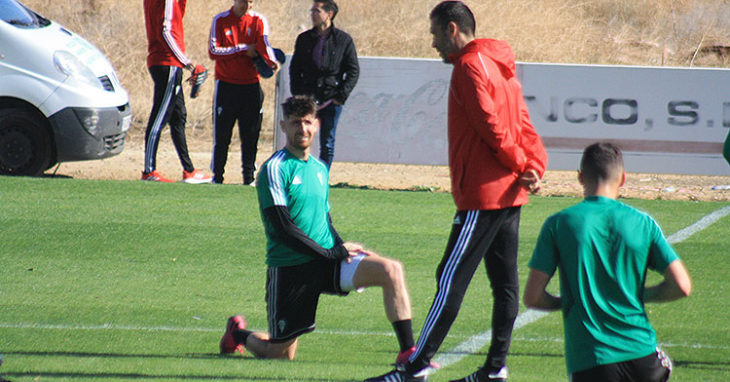 Raúl Agné departiendo con Javi Flores a la conclusión del entrenamiento mientras el de Fátima estiraba