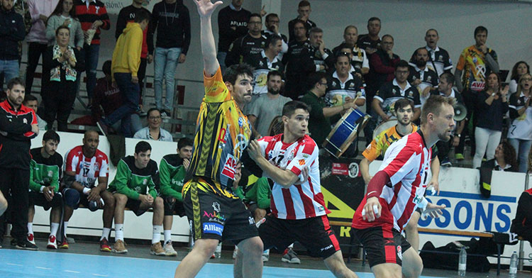 Javi García pide el balón zafándose con un jugador del Puerto Sagunto