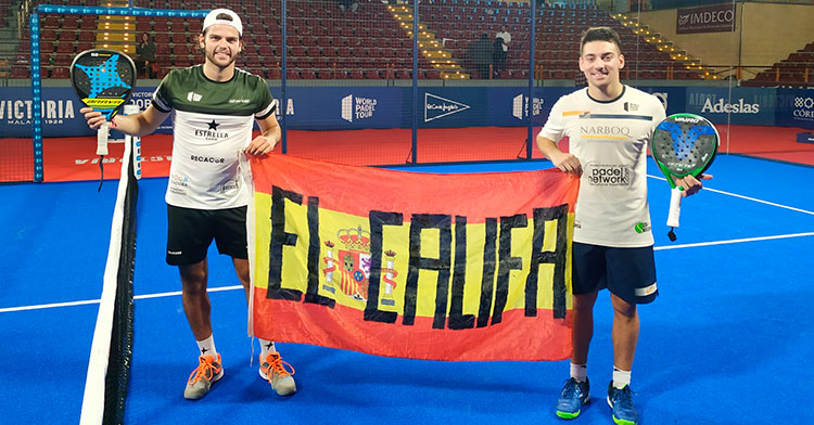 Javi Garrido mostrando junto a Martín Di Nenno la enseña nacional con su apodo en el circuito mundial