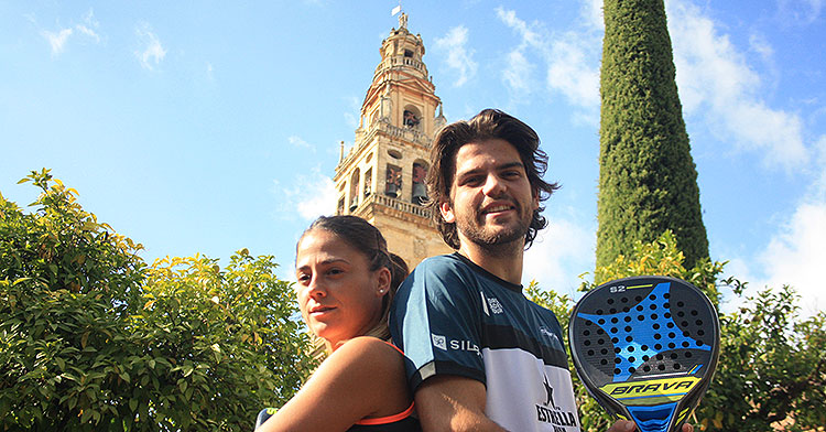 Javi Garrido posa junto a Alejandra Salazar, la número dos del mundo, con el fondo de la Mezquita