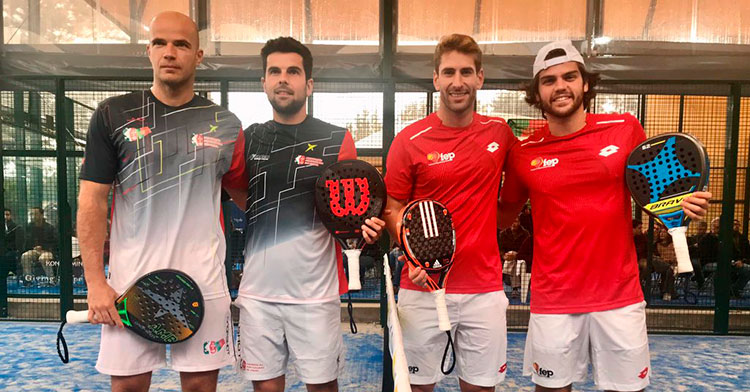 Javi Garrido a la derecha junto a Álex Ruiz formando con la pareja lusa con la que disputaron el primer punto de la final