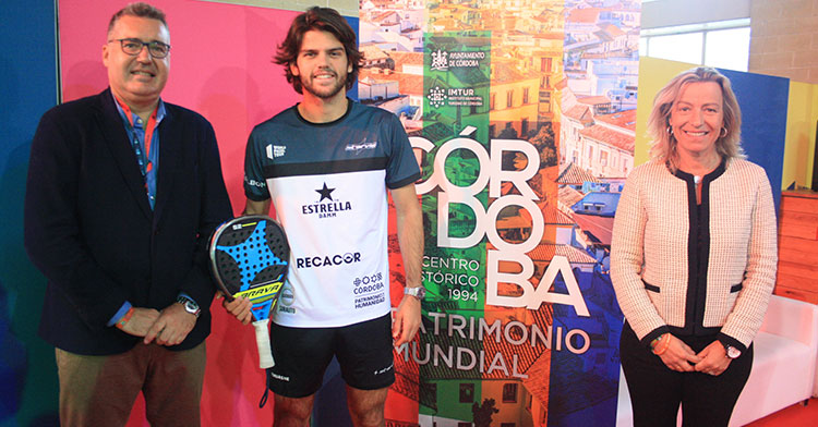 Javi Garrido posando entre Manuel Torrejimeno e Isabel Albás luciendo ya el patrocinio de Córdoba Patrimonio de la Humanidad en su camiseta