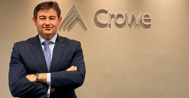 Javier González posa en las oficinas de Crowe en la capital de España
