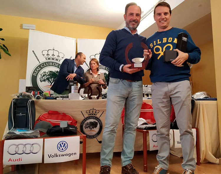 José Luis Castillo, director-gerente de Safamotor, entregando el premio al vencedor absoluto del Torneo Juande Benítez