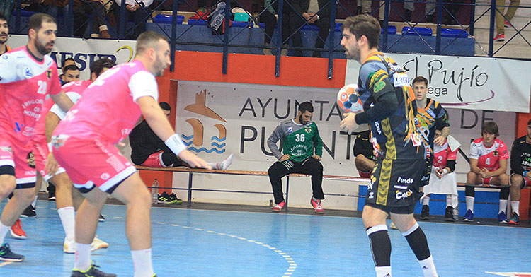 Juan Castro encarando la defensa del Cangas