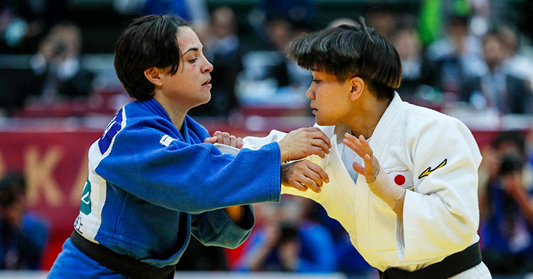 Julia Figueroa agarrando a la japonesa Funa Tonaki en la final de Osaka