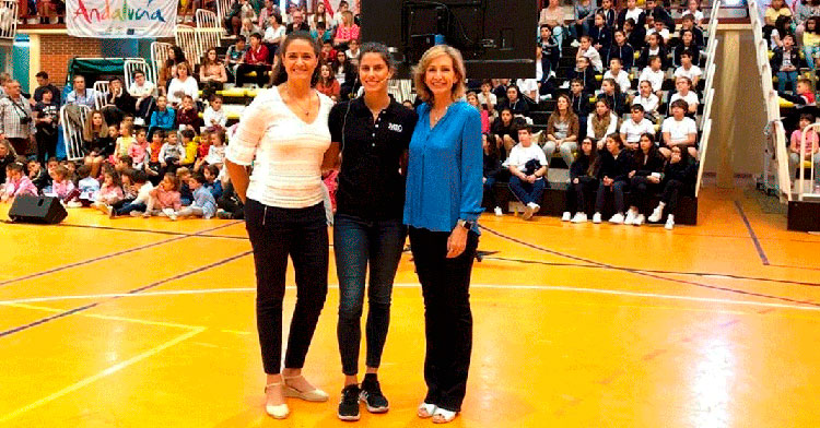 Inmaculada Troncoso junto a Lourdes Mohedano en el pabellón de Peñarroya que lleva el nombre de la gimnasta durante la presentación del programa Mentor 10