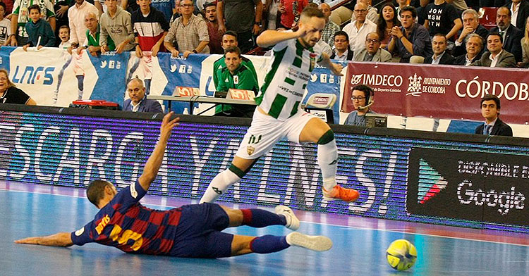 Manu Leal superando a un jugador del Barcelona