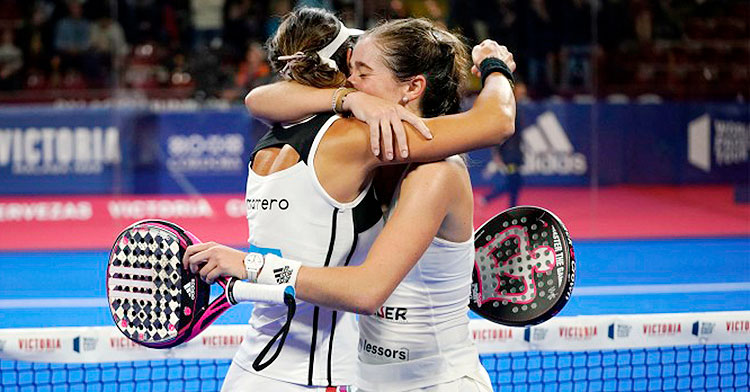 Marta Ortega y Marta Marrero abrazadas tras su triunfo en cuartos de final