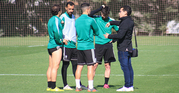 Los capitanes del Córdoba CF, con Javi Flores a la cabeza informando al jefe de prensa del club de su decisión de comparecer todos juntos en la sala de prensa