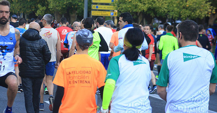 El trofeo sobre la camiseta de la Media Maratón, de los pocos presentes que se mantienen respecto a los últimos años