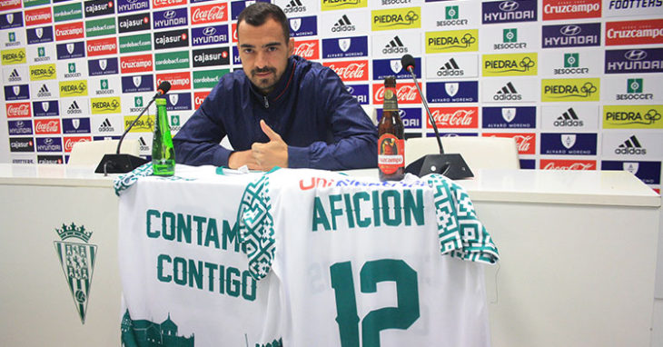 MIguel de las Cuevas muestra su pulgar en muestra de agradecimiento ante la iniciativa de la especial venta de camisetas para recaudar fondos para las maltrechas arcas del club