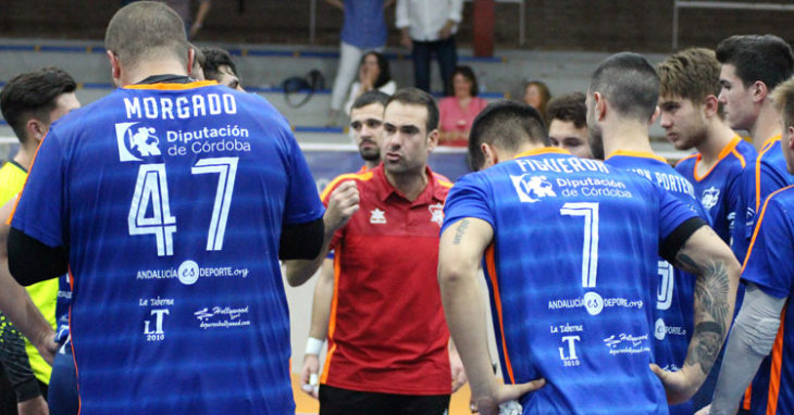 Víctor Montesinos arengando a sus jugadores. Foto: Lorena Cuevas / ARS