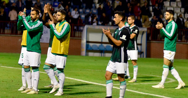 Moyano, Miguel de las Cuevas y varios jugadores más del Córdoba pidiendo perdón a la afición blanquiverde desplazada hasta Talavera.
