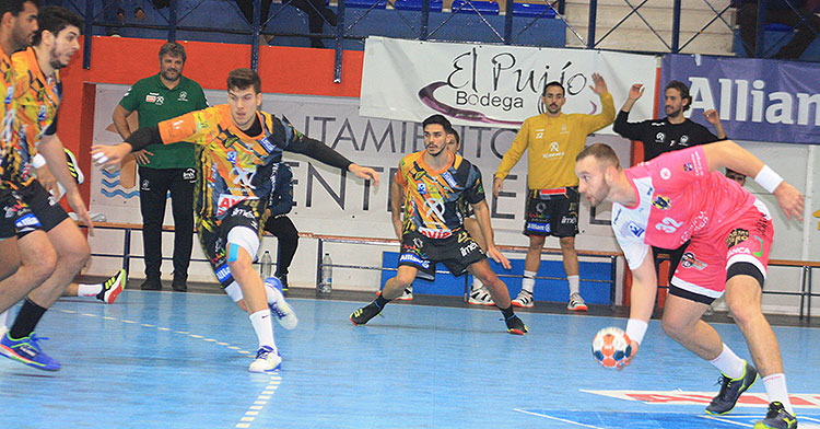 David Estepa intenta cerrar junto a Nuno y Marcio Da Silva