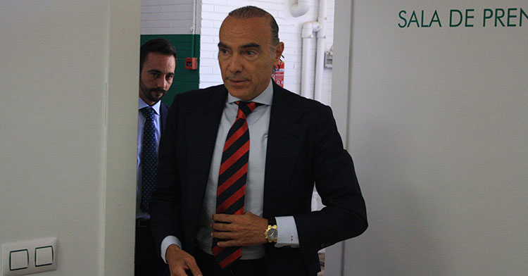 Luis Oliver accediendo a la sala de prensa de El Arcángel el día de su despedida