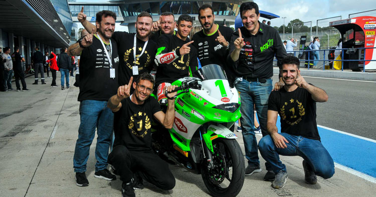 Óscar Núñez con su número 1 y su equipo tras ser campeón de la Ninja Spirit