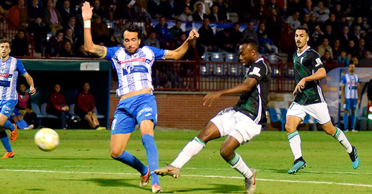 Owusu rematando a puerta en la acción del gol blanquiverde