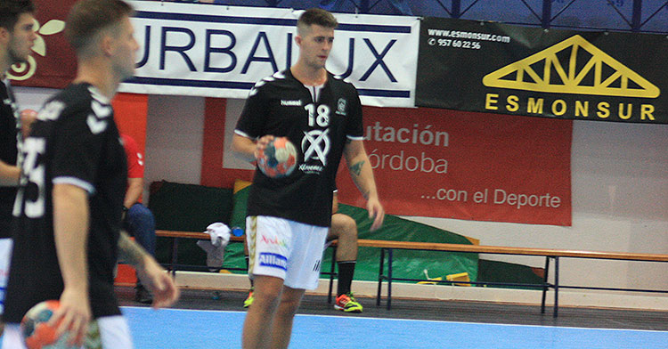 Pablo Martín con el balón en sus manos en un calentamiento previo al último partido en Puente GenilPablo Martín con el balón en sus manos en un calentamiento previo al último partido en Puente Genil