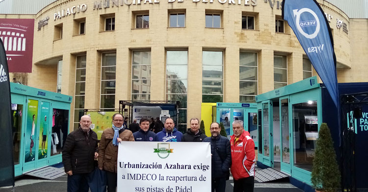 Representantes vecinales de Parque Azahara en su protesta