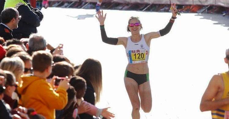 La extremeña Raquel Gómez alza los brazos en señal de triunfo antes de cruzar la meta