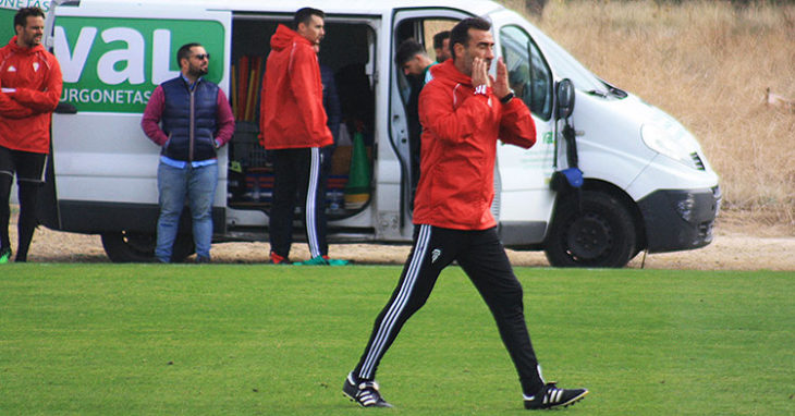 Raúl Agné dirigiéndose a sus hombres en mitad del entrenamiento