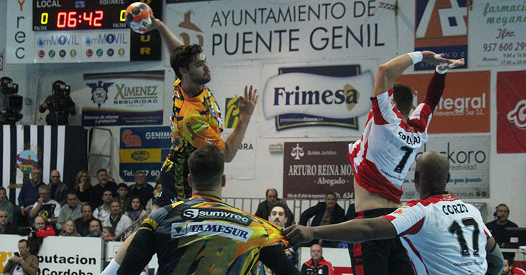 Ruslan Dashko armando su brazo ante la defensa del Puerto Sagunto