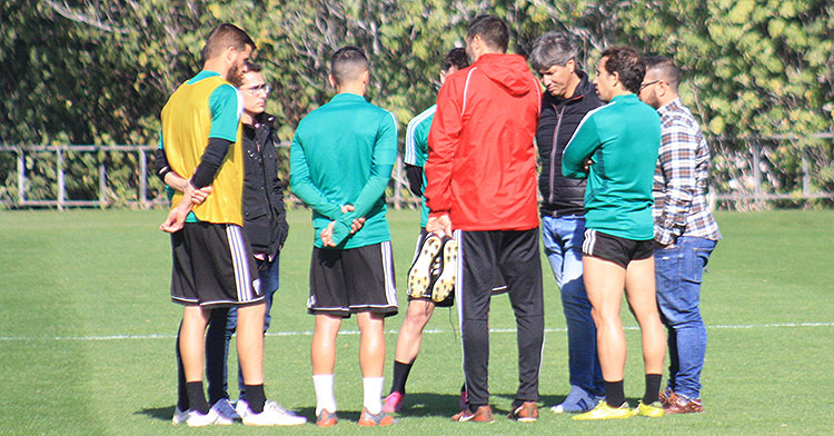 La reunión de pastores de los cinco capitanes con Alfonso Serrano, Jorge Rodríguez de Cózar y Raúl Angé al término del entrenamiento