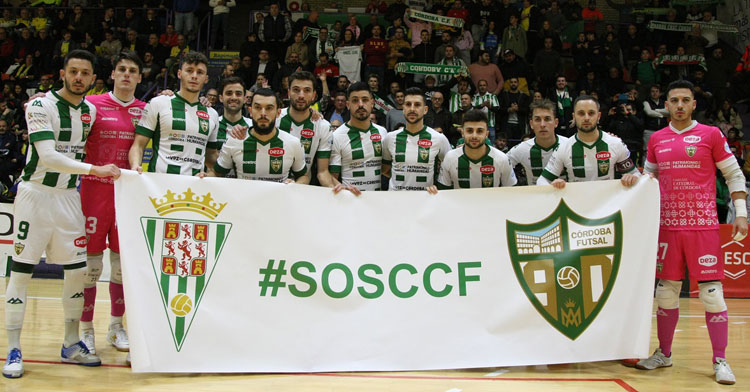 Cordobesistas de corazón. El Córdoba Patrimonio de la Humanidad saltó al campo con la pancarta SOSCCF
