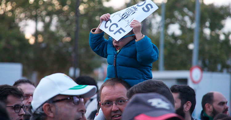 El cartel de SOS que porta el niño a hombros de su padre representa la sensación del cordobesismo