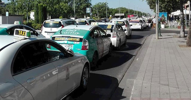 Varios taxistas en Córdoba. Foto: Europa Press
